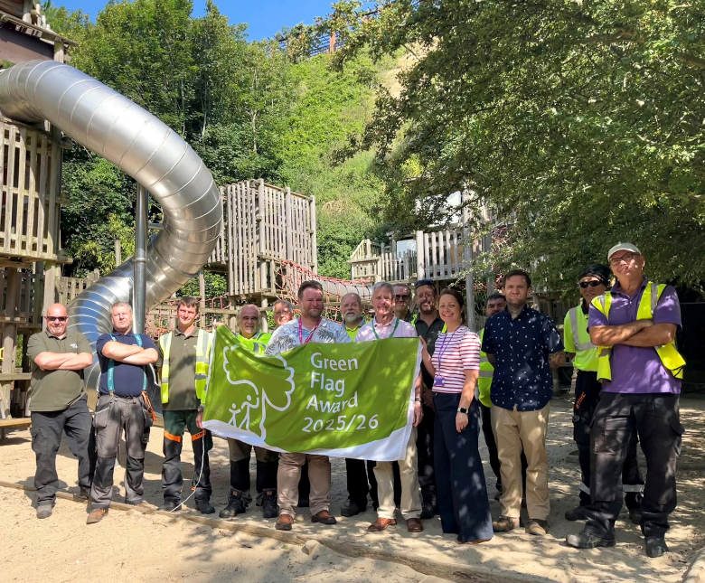 An image of members of the F&HDC grounds maintenance team and staff along with Cllr Jim Martin and Cllr Connor McConville posing with a green flag at the Lower Leas Coastal Park